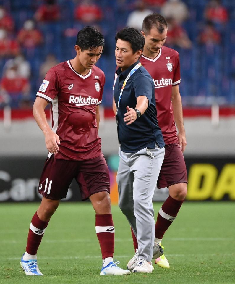 　試合後、武藤嘉紀（左）に声をかける神戸・吉田孝行監督（撮影・堀内翔）