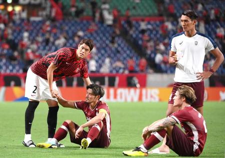 　全北に敗れて、浦和・酒井宏樹（左）から声をかけられる神戸・山口蛍（撮影・堀内翔）