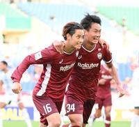 　後半、先制ゴールを決めて駆け出す神戸・汰木（左）