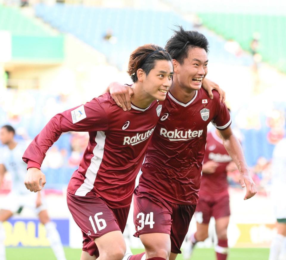 　後半、先制ゴールを決めて駆け出す神戸・汰木（左）