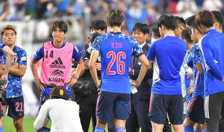 　ガーナ戦を戦い終え、円陣を組む日本代表イレブン＝６月