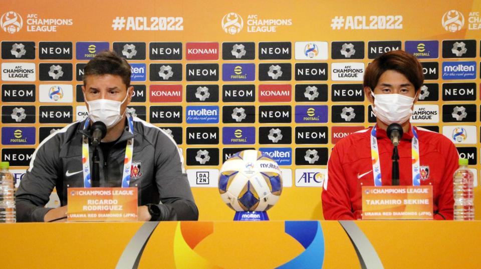 　公式記者会見に出席した浦和・ロドリゲス監督（左）と関根