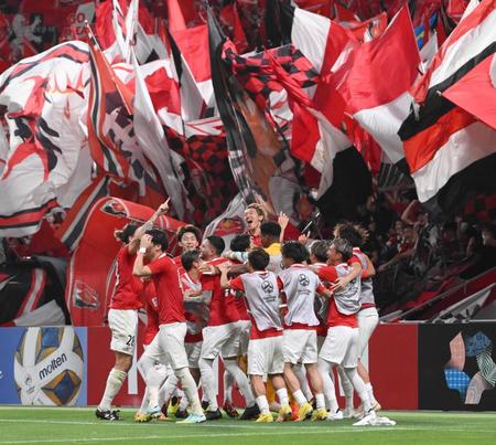 　ＰＫ戦を制し喜ぶ浦和イレブン（撮影・金田祐二）