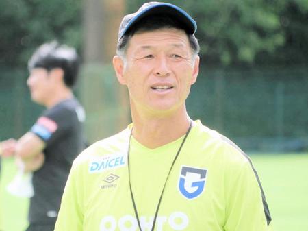 　名古屋戦に向けて練習を指揮するＧ大阪・松田監督（ガンバ大阪提供）