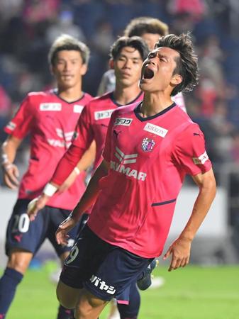 前半、シュートを止められ、悔しがるＣ大阪・為田大貴（右）＝撮影・北村雅宏