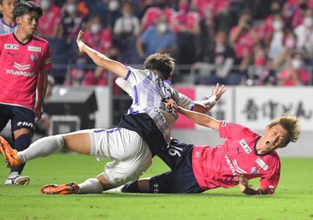 後半、倒れ込むＣ大阪・毎熊晟矢（右）＝撮影・北村雅宏