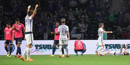 　後半、広島・松本泰志に追加点を奪われ、肩を落とすＣ大阪イレブン（撮影・北村雅宏）