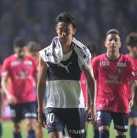 　広島に敗れ、サポーターのもとにあいさつに向かうＣ大阪・清武弘嗣（撮影・北村雅宏）