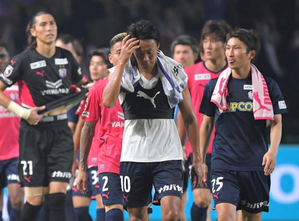 広島に敗れ、サポーターのもとにあいさつに向かうＣ大阪・清武弘嗣（中央）＝撮影・北村雅宏