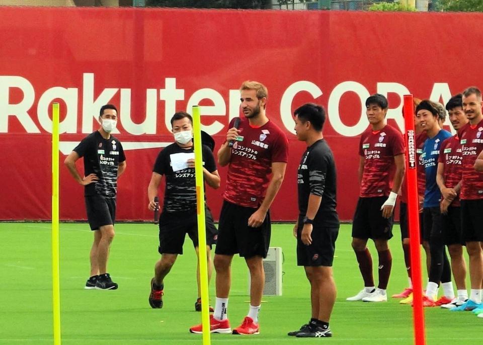 　練習前にサポーターにあいさつする神戸ＭＦサンペール＝いぶきの森球技場