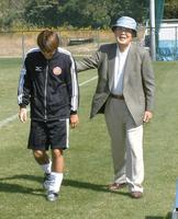 　２００３年、松井（左）を激励する稲盛和夫さん