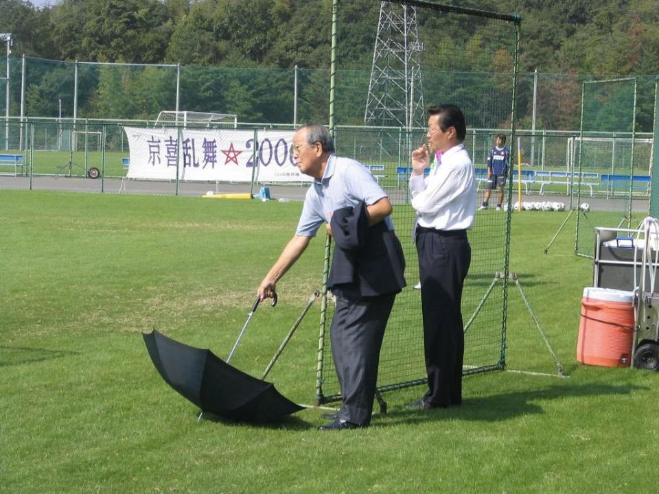 　２００６年、京都の練習を視察する稲盛和夫さん（左）