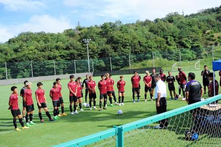 　練習前、稲盛名誉会長について選手に話をする京都・伊藤社長（手前）