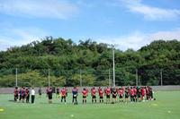 　練習開始前に稲盛名誉会長へ黙とうをささげたＪ１京都の選手・スタッフ