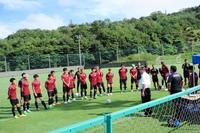 　練習前、稲盛名誉会長について選手に話をする京都・伊藤社長（手前）