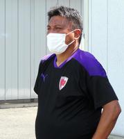 　取材に応じる京都・チョウ貴裁監督