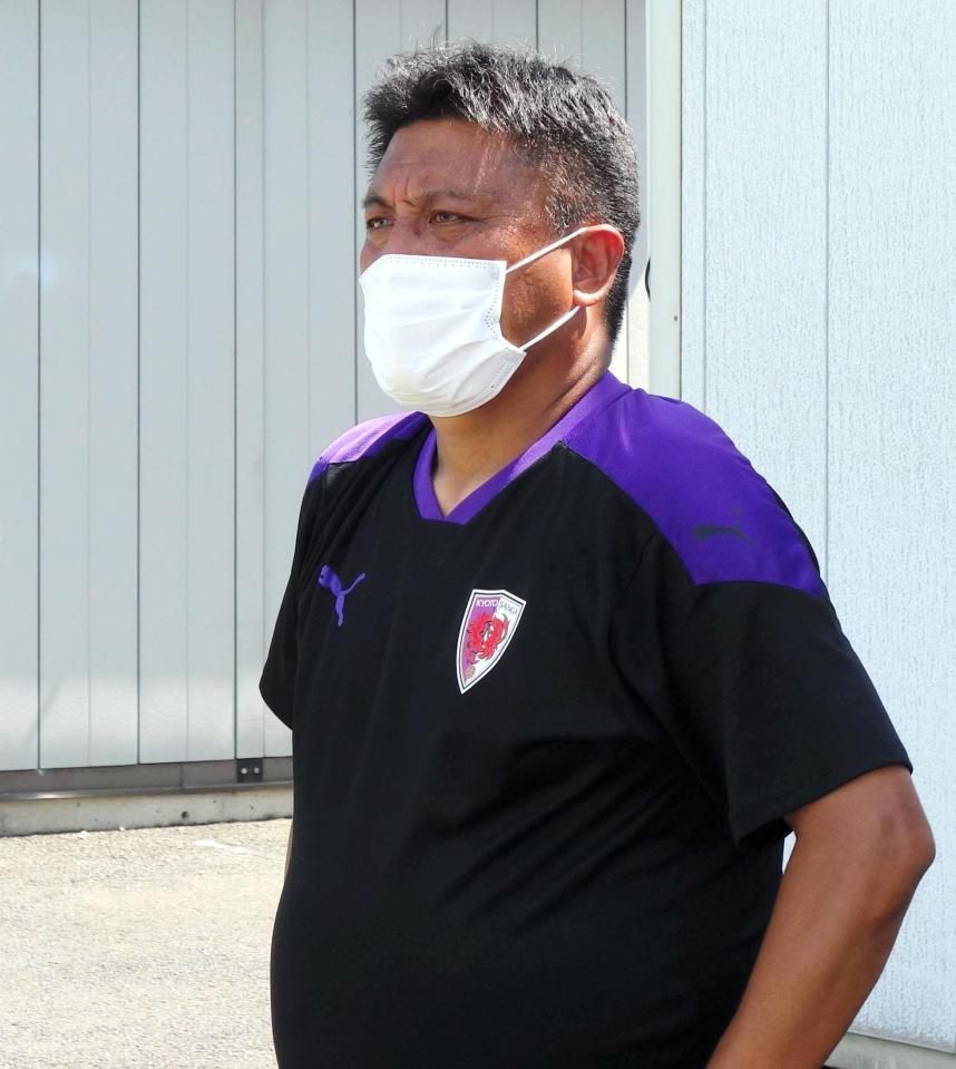 　取材に応じる京都・チョウ貴裁監督