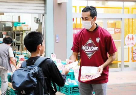 　終盤戦優待チケットのチラシを配る神戸の千布社長