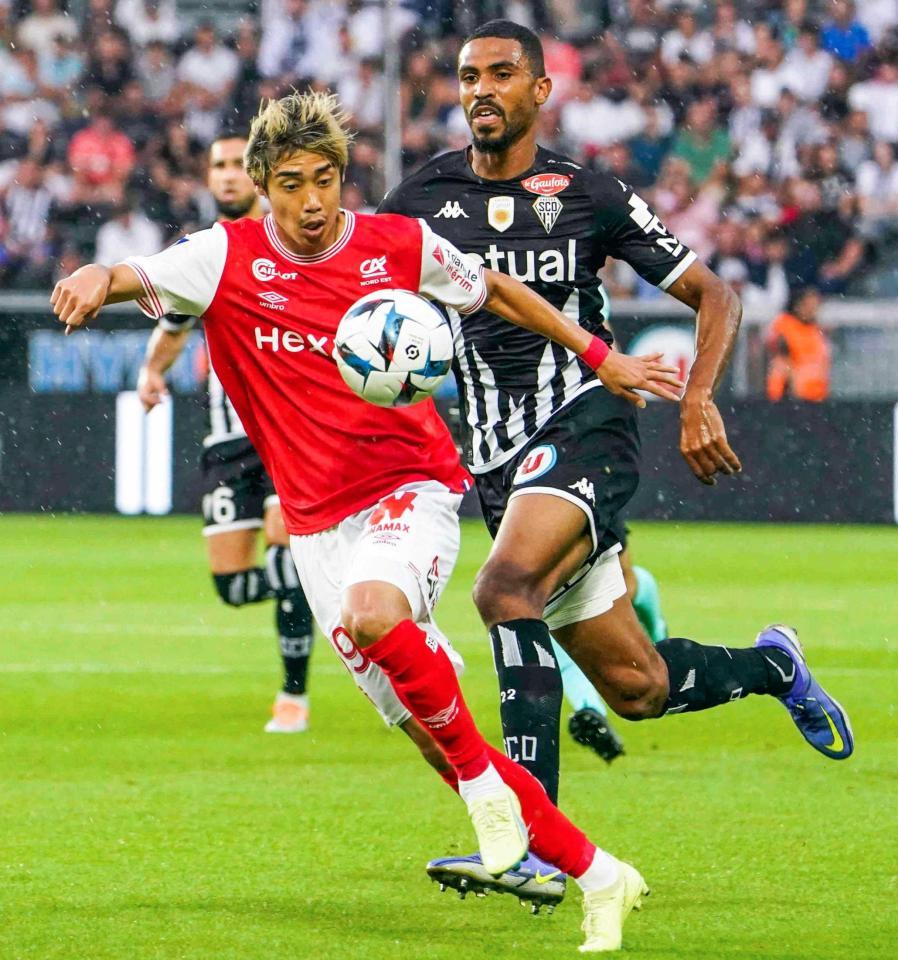 　２戦連続ゴールで存在感を示した伊東（手前）＝共同