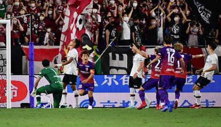 　開始１分もたたないうちに京都の松田（左から３人目）に先制ゴールを許し、天を仰ぐ神戸の守備陣