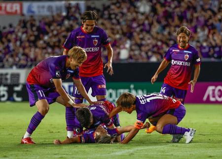 　京都－神戸　前半、ゴールを決め喜ぶ京都・豊川（下）ら＝サンガＳ