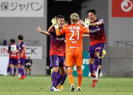 　神戸に勝利し、喜ぶ京都の選手＝サンガＳ
