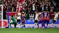 　開始１分もたたないうちに京都の松田（左から３人目）に先制ゴールを許し、天を仰ぐ神戸の守備陣