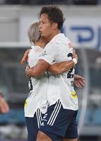 　前半、先制ゴールを決め喜ぶ横浜Ｍ・岩田（右）