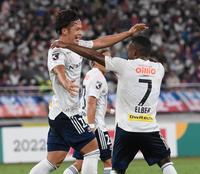 　前半、ゴールを決め喜ぶ横浜Ｍ・岩田（撮影・金田祐二）