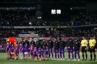 　京都－神戸戦の試合前、亡くなった京セラの稲盛和夫名誉会長を悼み黙とうする京都の選手ら＝サンガＳ