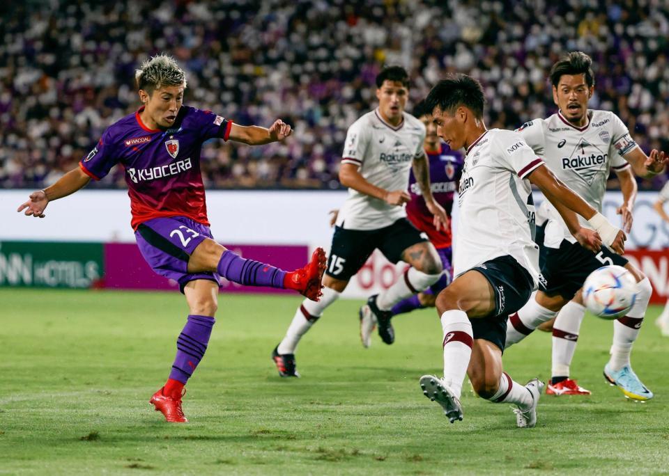 　前半、ゴールを決める京都・豊川（左）