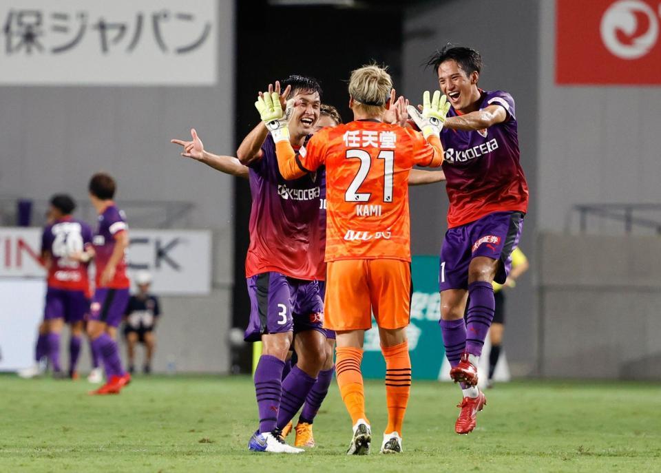 　神戸に勝利し、喜ぶ京都の選手＝サンガＳ