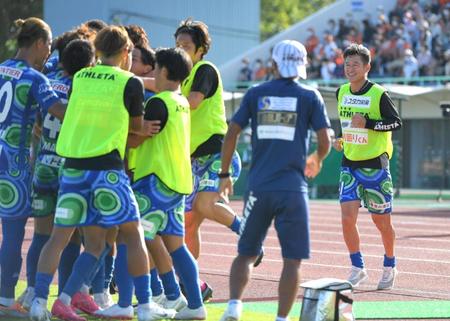 　後半、先制となるゴールが決まり、イレブンの輪に加わる鈴鹿・三浦知良（右端）＝撮影・北村雅宏