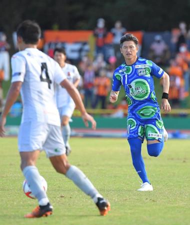 　後半途中、ピッチに立つ鈴鹿・三浦知良（撮影・北村雅宏）