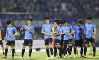 　湘南に逆転負けし、肩を落とす谷口（左から３人目）ら川崎イレブン