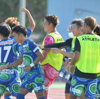 　後半、先制となるゴールが決まり、一緒になってイレブンを祝福する鈴鹿・三浦知良（中央右）＝撮影・北村雅宏