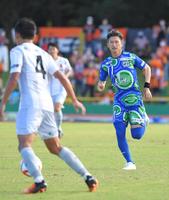 　後半途中、ピッチに立つ鈴鹿・三浦知良（撮影・北村雅宏）