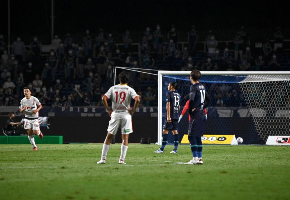 　前半、名古屋・永井（左）に無抵抗でゴールを許す福岡の選手たち