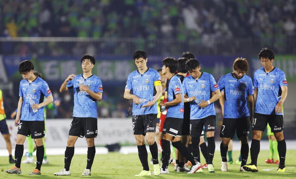 　湘南に逆転負けし、肩を落とす谷口（左から３人目）ら川崎イレブン