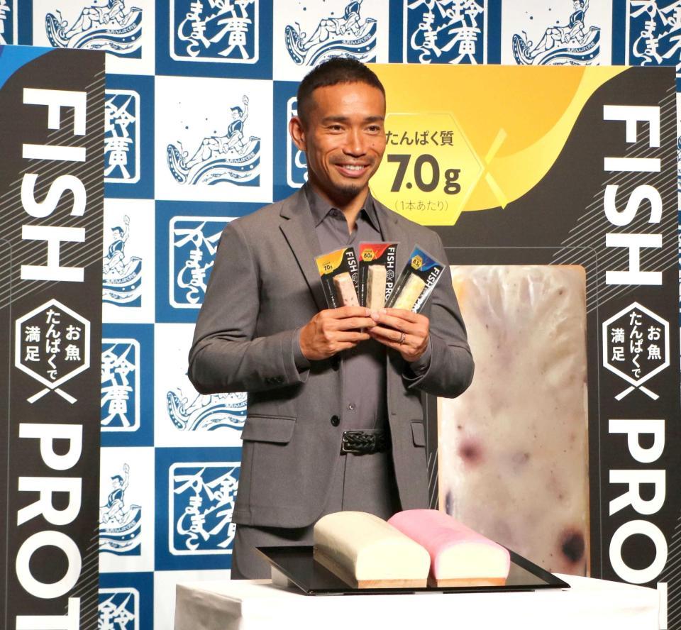 　３６歳の誕生日を前に特大の“かまぼこケーキ”を贈られたＦＣ東京・長友