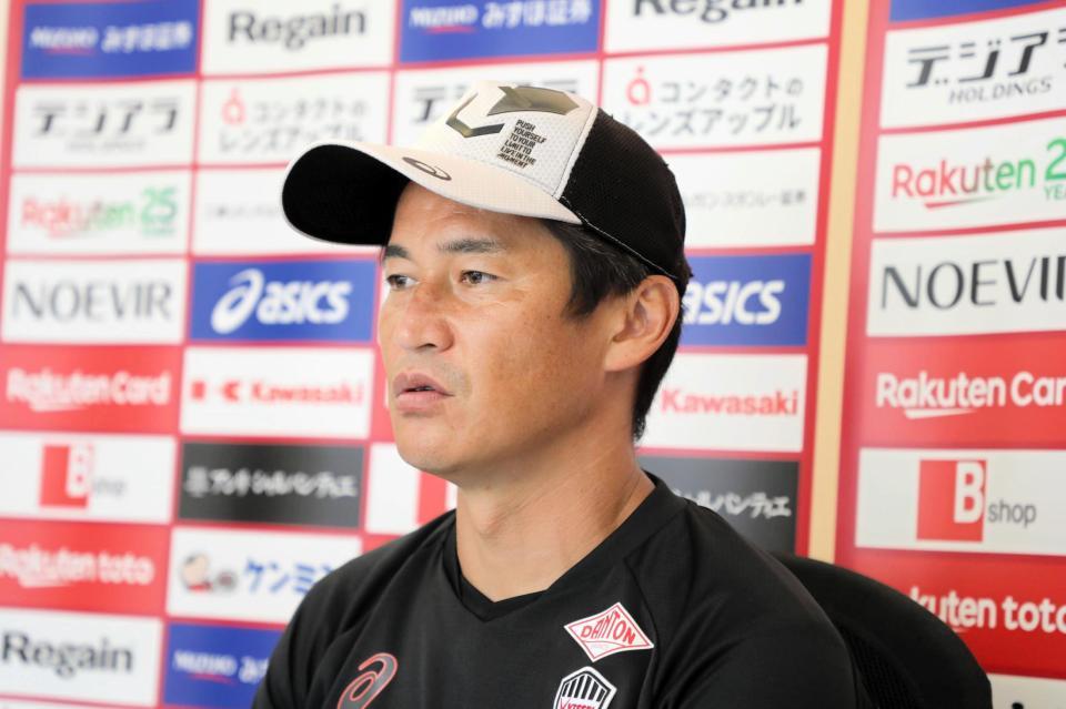 　オンライン取材に応じる神戸・吉田監督（Ｃ）ＶＩＳＳＥＬ　ＫＯＢＥ