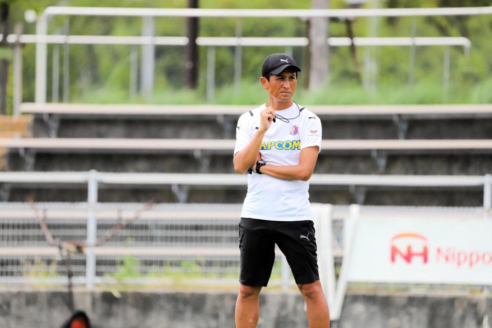 　広島戦に向けてのトレーニングで指揮を執るＣ大阪・小菊監督（セレッソ大阪提供）