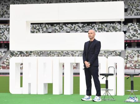 　新ブランド発表会に出席したイニエスタ（撮影・棚橋慶太）