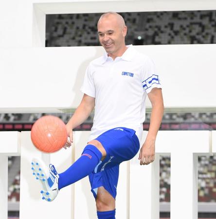 　リフティングを披露する神戸・イニエスタ（撮影・棚橋慶太）