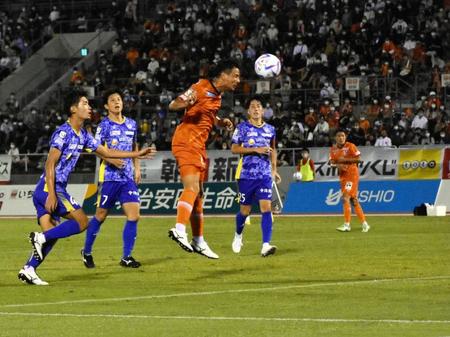 　後半、同点ゴールを決めるＪ３愛媛・松田力