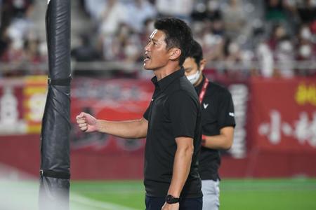 　試合後、ファンのもとへ向かうも厳しい声がむけられた神戸・吉田孝行監督（撮影・石井剣太郎）