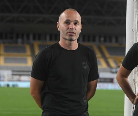 　試合後、ファンの前に姿をみせたイニエスタ（撮影・石井剣太郎）