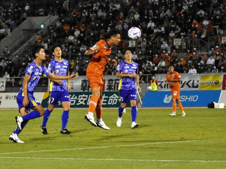 　後半、同点ゴールを決めるＪ３愛媛・松田力