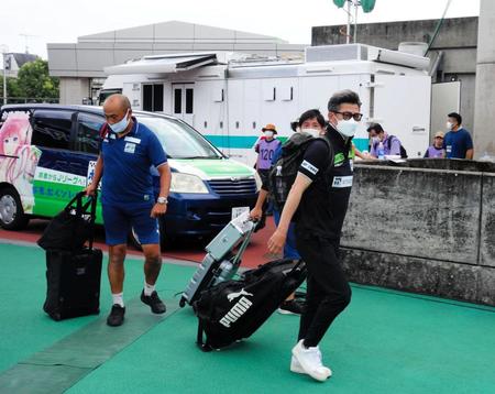 　会場入りするカズ