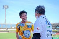 　試合後、高知・西村ＧＭ（手前）と健闘をたたえ合う鈴鹿ＦＷ三浦知良